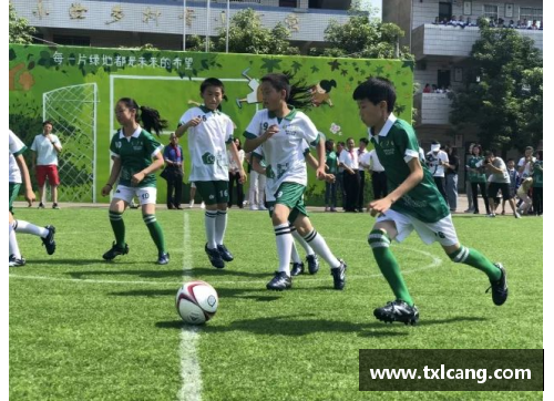 足球球星与女孩亲密合照展现友谊与梦想凝聚瞬间 - 副本